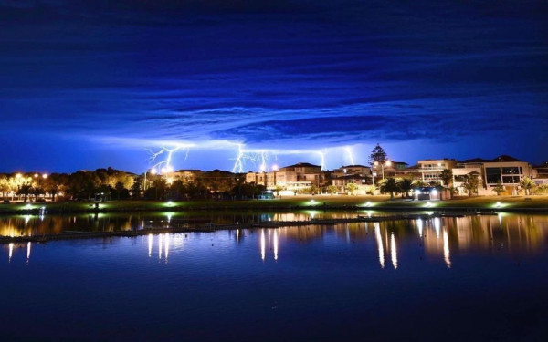 Αυστραλία: Μία νεκρή και δεκάδες χιλιάδες σπίτια χωρίς ηλεκτρικό ρεύμα από την καταιγίδα (βίντεο)