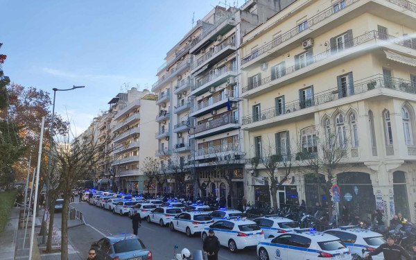 Κηδεία αστυνομικού Λυγγερίδη: Στα κοιμητήρια συνοδεία 22 περιπολικών και 22 μοτοσυκλετών της αστυνομίας