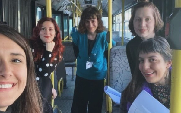 Πειραιάς: Πέντε ποιήτριες διαβάζουν ποιήματα σε αστικό