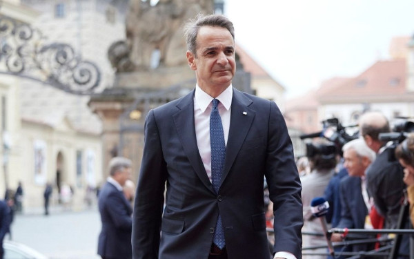 Ομόφυλα ζευγάρια και τεκνοθεσία: Σήμερα τα «αποκαλυπτήρια» από τον πρωθυπουργό