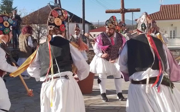 Πτολεμαΐδα: Ξεχύθηκαν στους δρόμους οι «Μωμόγεροι» (βίντεο)