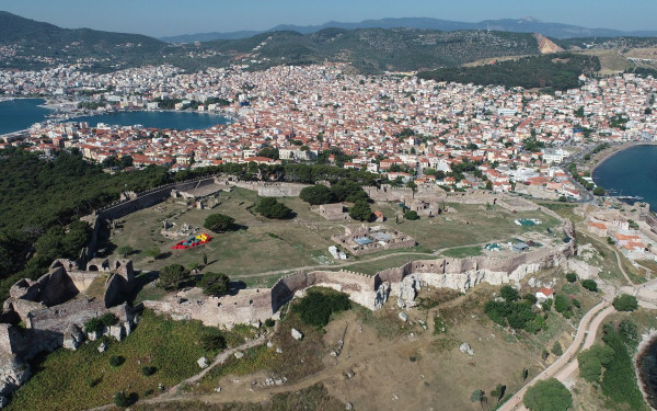 Εντυπωσιάζει ο ανανεωμένος περίβολος του άνω κάστρου στη Μυτιλήνη - Δείτε φωτογραφίες
