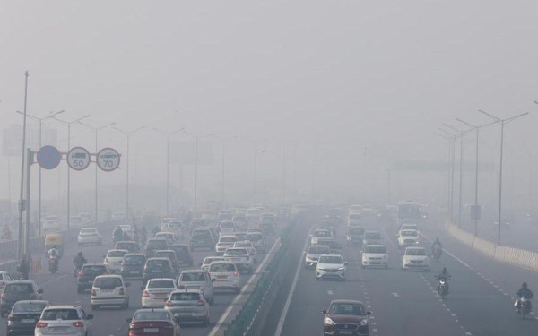 Ινδία: Καθυστερήσεις σε δρομολόγια αεροπλάνων και τρένων στο Νέο Δελχί λόγω ρυπογόνου ομίχλης (βίντεο)