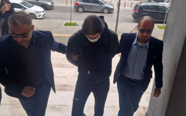 Θεσσαλονίκη: Ποινική δίωξη για ανθρωποκτονία με δόλο και απόπειρα ανθρωποκτονίας στον Νορβηγό που σκότωσε τον αστυνομικό