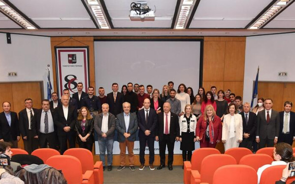 Βραβεία στους αριστεύσαντες αποφοίτους του πανεπιστημίου Πειραιώς