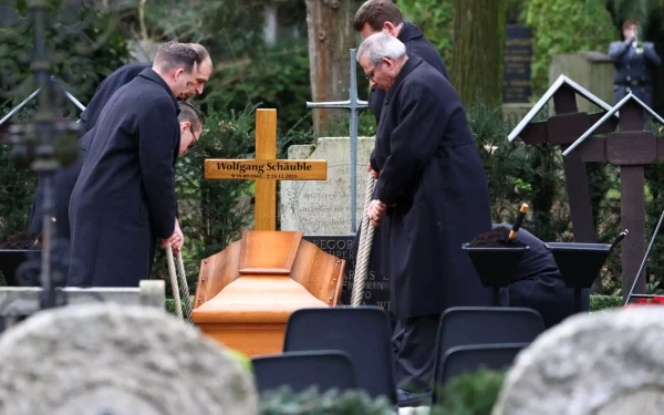 Γερμανία: Ο λιτός τάφος του Βόλφγκανκ Σόιμπλε – Υποβασταζόμενη η σύζυγός του (φωτ.)