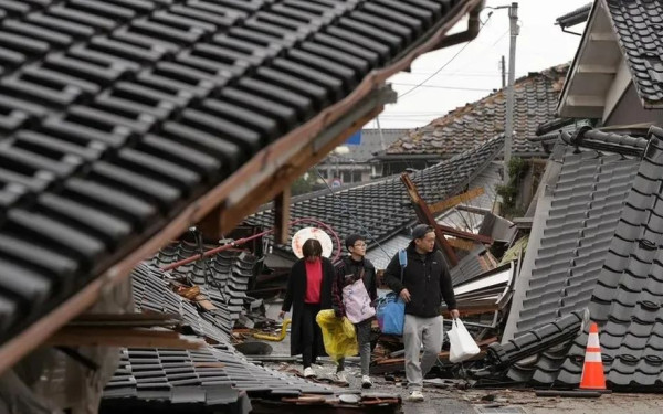 Ιαπωνία: Ζωντανή από τα συντρίμμια του σεισμού ανασύρθηκε μία 90χρονη (βίντεο)
