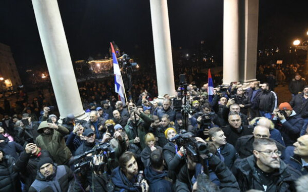 Σκηνές χάους στο Βελιγράδι: Διαδηλωτές προσπάθησαν να μπουν στο δημαρχείο - Δείτε βίντεο