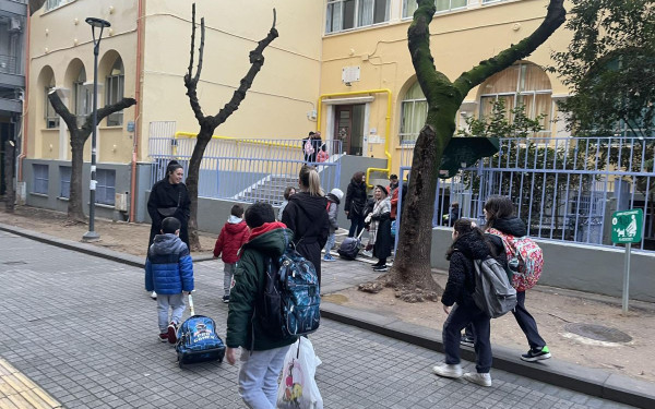 Θεσσαλονίκη: Εν μέσω έξαρσης γρίπης και κορονοϊού επέστρεψαν στα θρανία οι μαθητές (φωτ.)