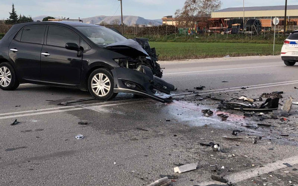 Τραγωδία στην άσφαλτο στη Λάρισα με έναν 22χρονο νεκρό και έναν τραυματία (φωτ.)