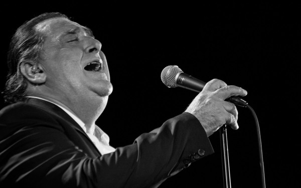 «Έφυγε» ο Βασίλης Καρράς: Η Θεσσαλονίκη, τα σουξέ, ο ΠΑΟΚ, η μεγάλη καριέρα και οι σταθμοί της ζωής του 