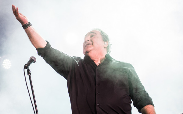 Βίντεο: Όταν ο Βασίλης Καρράς τραγούδησε με την «πεταλούδα» στο χέρι για να «μην κρεμάσει το κοινό»