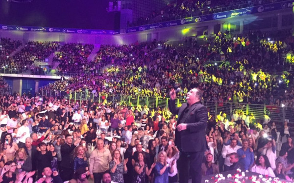 Βίντεο: Όταν ο Βασίλης Καρράς έγραψε ιστορία και μπήκε στο Γκίνες με μία συναυλία του