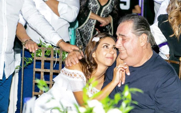 Βασίλης Καρράς: Η συγκινητική φωτογραφία που δημοσίευσε η κόρη του λίγο μετά τον θάνατό του