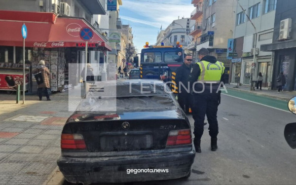 Βόλος - Απίστευτο: Πάρκαρε παράνομα, έβγαλε τις πινακίδες και πήγε τσιπουράδικο