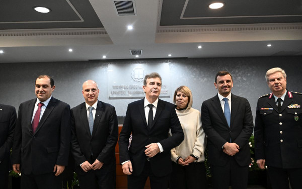 Με 4 «επιτεύγματα» παρέδωσε στον Μ. Χρυσοχοΐδη το υπουργείο Προστασίας του Πολίτη ο Γ. Οικονόμου (φωτ.)