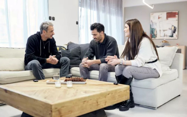 Συνάντηση του πρωθυπουργού Κυρ. Μητσοτάκη με ζευγάρι ωφελούμενων του προγράμματος «Σπίτι μου»