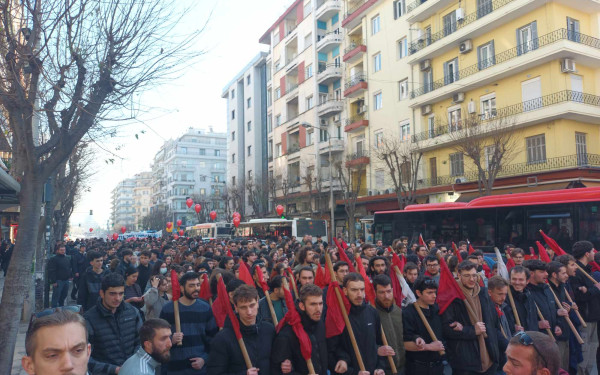 Θεσσαλονίκη: Στους δρόμους φοιτητές, μαθητές, καθηγητές για τα ιδιωτικά πανεπιστήμια (βίντεο, φωτ.)