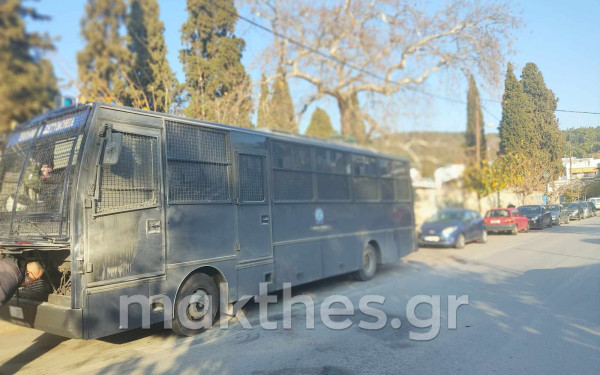 ΑΠΘ: Κουκουλοφόροι πέταξαν μολότοφ σε διμοιρία των ΜΑΤ (φωτ.)