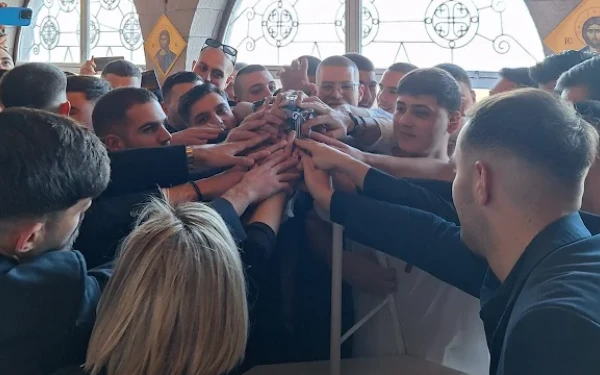 Ναύπλιο: 20χρονος βαπτίστηκε Χριστιανός και είχε νονούς 27 φίλους του (φωτ.)