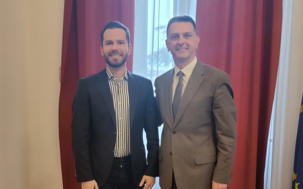 Ο Δημήτρης Ασλανίδης στο γραφείο του Μιχάλη Μπεκίρη