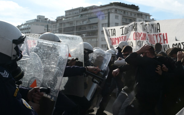 Επεισόδια με χημικά στο μαθητικό και φοιτητικό συλλαλητήριο στο Σύνταγμα (βίντεο, φωτ.)