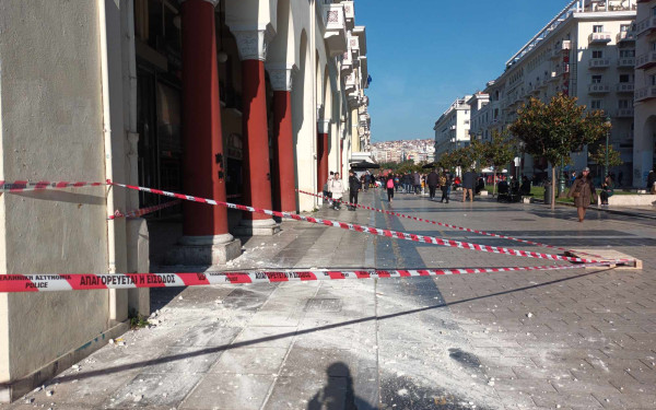 Κατέρρευσε τμήμα μπαλκονιού στην Αριστοτέλους (φωτ.)