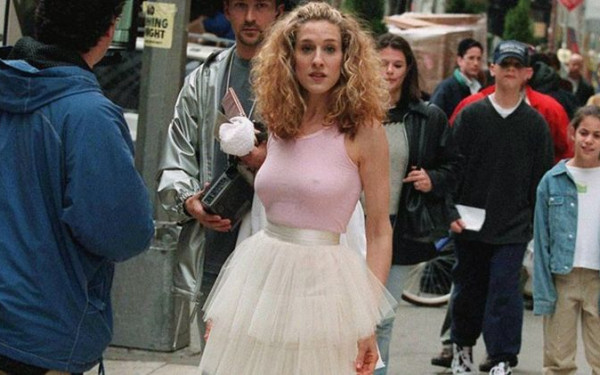 Η θρυλική τούλινη φούστα της Κάρι Μπράντσο από το «Sex and the City» πωλήθηκε σε τιμή - σοκ