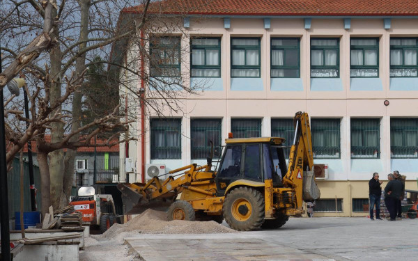 Προχωρούν οι εργασίες αποκατάστασης της αυλής του 2ου και 4ου δημοτικού Πεύκων μετά την καθίζηση