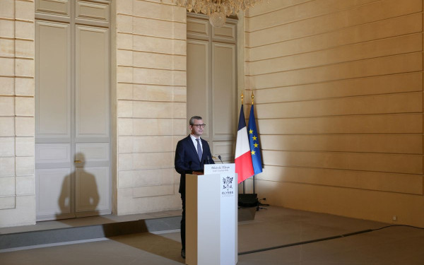 Ανακοινώθηκε η νέα σύνθεση της γαλλικής κυβέρνησης - Ποιοι έφυγαν και ποιοι παρέμειναν (βίντεο)