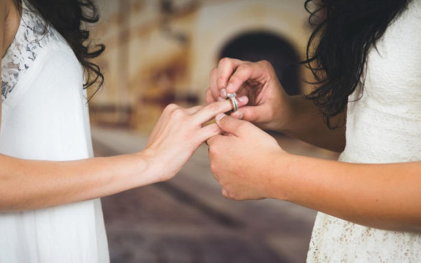 Γάμος ομοφύλων: Ένα ορθό βήμα παρά τον αστερίσκο της παρένθετης τεκνοθεσίας. Του Νίκου Ηλιάδη