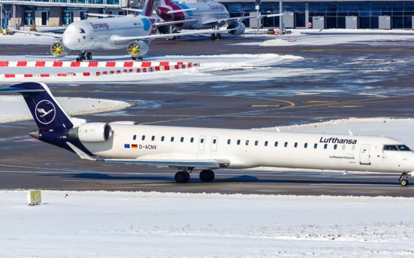 Θαμμένη στο χιόνι η Γερμανία: Παραλύουν αεροπορικές – σιδηροδρομικές συγκοινωνίες σε Μόναχο και Φρανκφούρτη