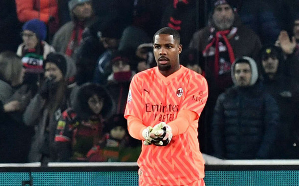 Ο Μάικ Μενιάν δίνει γροθιά στο ρατσισμό (βίντεο)