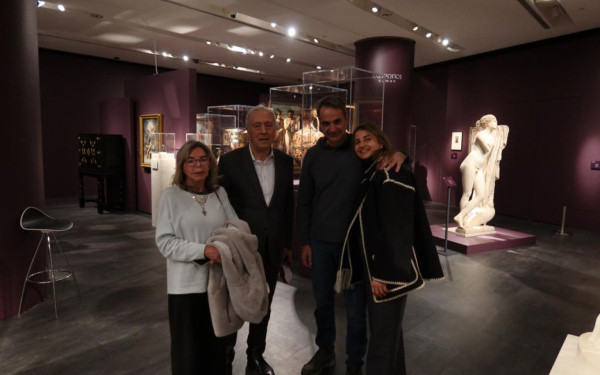 Σε έκθεση στο Μουσείο της Ακρόπολης ξεναγήθηκε ο Κ. Μητσοτάκης με την κόρη του
