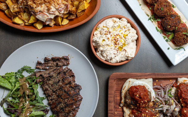Μουχαμπέτι SKG: Ένας χώρος που τιμά τη ρετσίνα -κι όχι μόνο- με μεζέδες ελληνικής κουζίνας