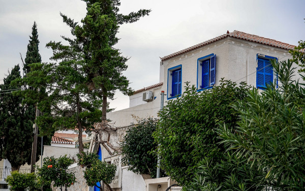 Σπέτσες: Σε ροτόντες και με μενού για βίγκαν η συνάντηση στο σπίτι Κασσελάκη