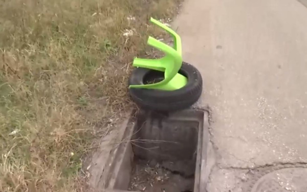 Θεσσαλονίκη: Ξήλωσαν τις σχάρες από τα φρεάτια στο δρόμο Θεσσαλονίκης - Περαίας (βίντεο)