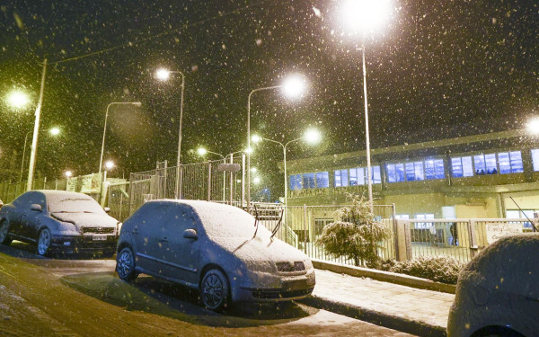 Xιονίζει στη Θεσσαλονίκη: Εγκλωβίστηκαν ΙΧ στη «Σοφούλα» - Χιόνια μέχρι την Αριστοτέλους (βίντεο)