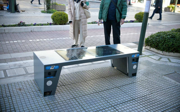 Η Λάρισα απέκτησε «έξυπνα» παγκάκια - Πώς λειτουργούν (φωτ.)