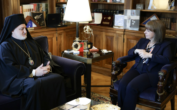 Η ΠτΔ Κατερίνα Σακελλαροπούλου συναντήθηκε με τον Αρχιεπίσκοπο Αμερικής Ελπιδοφόρο