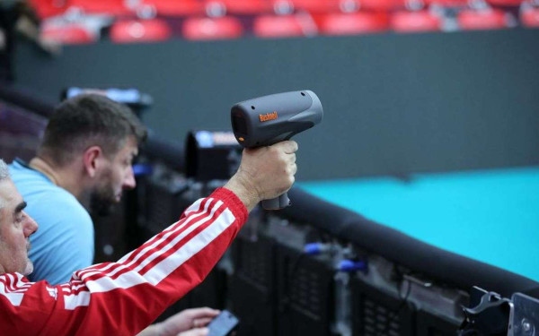 Τι γυρεύει ένα ραντάρ της τροχαίας σε έναν αγώνα βόλεϊ;