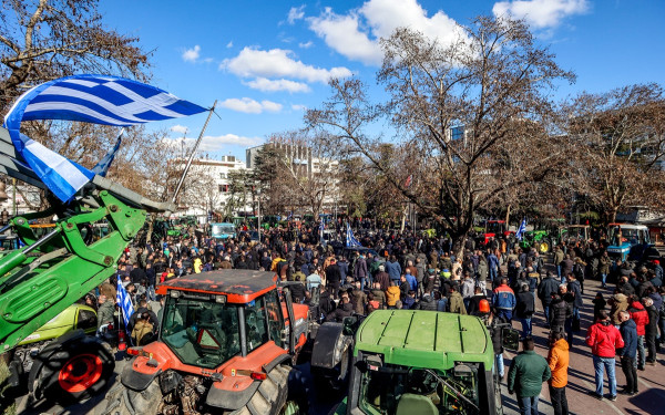 Οι αγρότες κατέκλυσαν την κεντρική πλατεία της Λάρισας - Κλιμακώνονται οι κινητοποιήσεις (βίντεο, φωτ.)