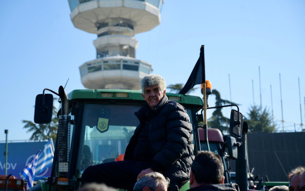Παίρνουν τα τρακτέρ και αποχωρούν από τη Θεσσαλονίκη οι αγρότες