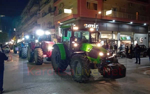 Καρδίτσα: Οι αγρότες μπήκαν με τα τρακτέρ στην πόλη (βίντεο, φωτ.)