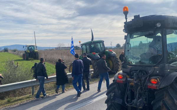 Επιμένουν οι αγρότες: Δίωρος αποκλεισμός το απόγευμα στον κόμβο των Μουδανιών