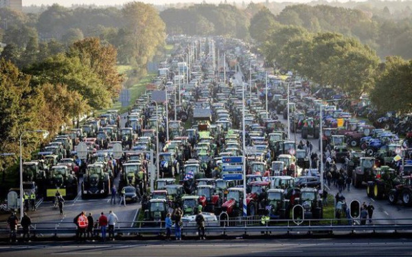 Αγρότες εμποδίζουν τα φορτηγά να διασχίσουν τα βελγοολλανδικά σύνορα