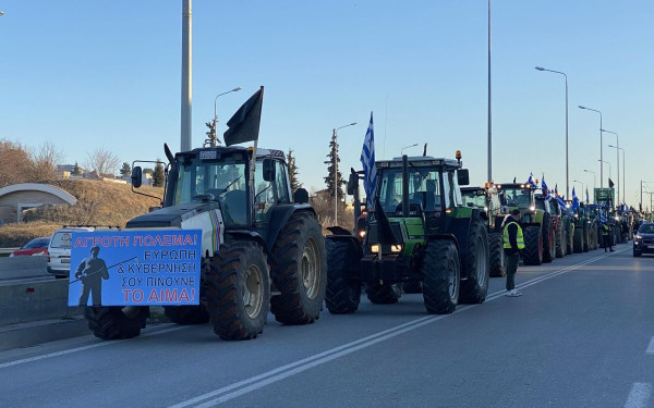 Θεσσαλονίκη: Ξεκίνησε η «επέλαση των τρακτέρ» προς το κέντρο - Με μαύρες σημαίες και φέρετρα σε αγροτικά οχήματα (βίντεο, φωτ.)