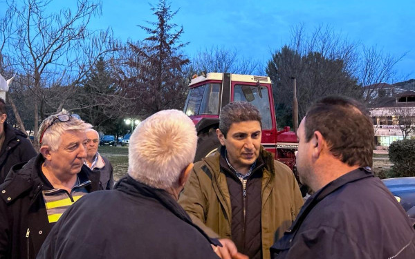 Λ. Αυγενάκης: Συναντήθηκε με αγρότες του μπλόκου στο Μοναστήρι Δομοκού (φωτ.)