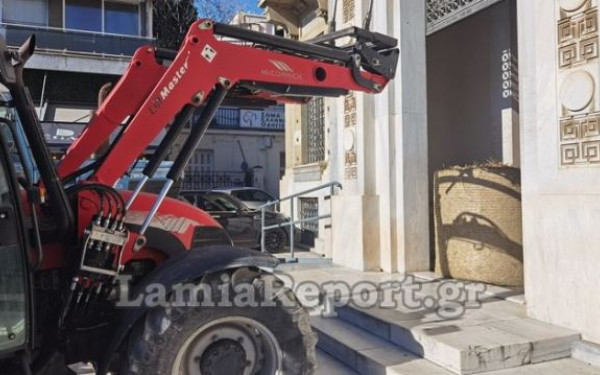 Λαμία: Έκλεισαν με άχυρα την πόρτα της Περιφέρειας - Δείτε βίντεο & φωτογραφίες