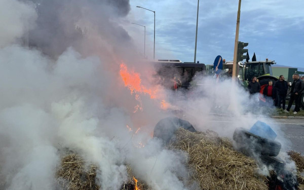 Κλειστές οι Εθνικές Οδοί σε 3 σημεία στη Θεσσαλία από τους αγρότες (βίντεο & φωτ.)